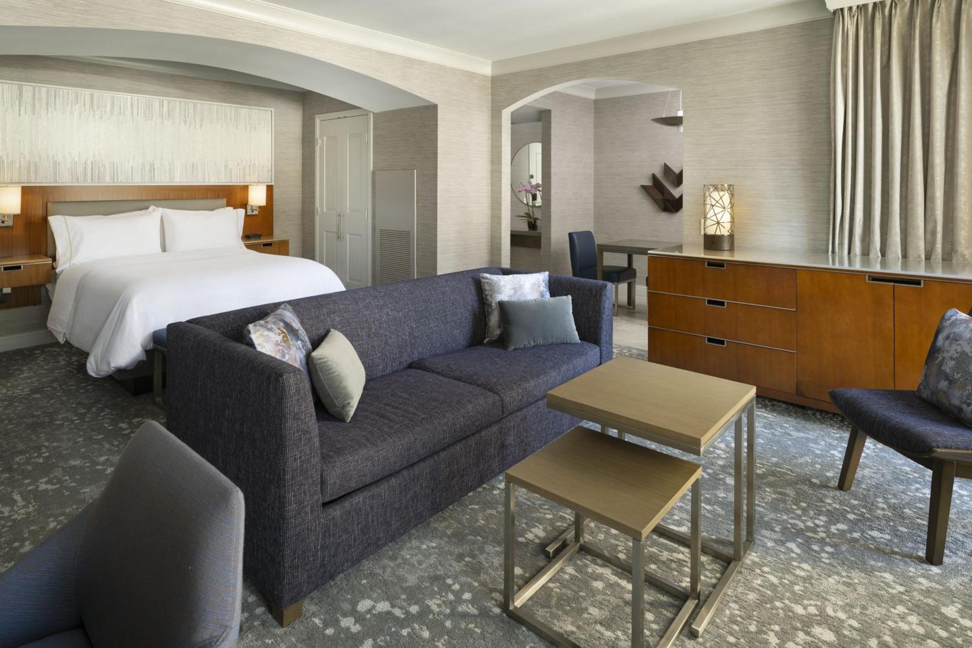 Suite, 1 Queen, Sofa bed, Fireplace (Mobility Accessible w/ Roll-in Shower)